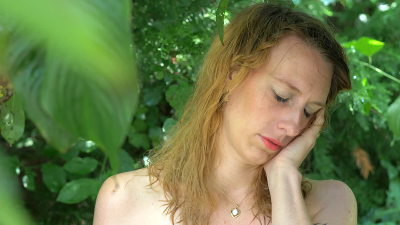 열대 풍경에 포즈를 취하는 아름다운 소녀