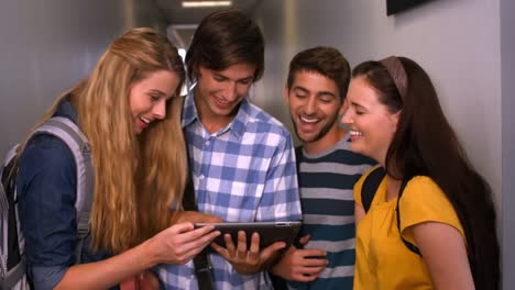 Studierende-Schauen-In-Der-Halle-Der-Universität-Auf-Einen-Tablet-PC