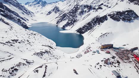escena de invierno en la laguna del inca en las montañas de los andes de chile, sudamérica - toma aérea de drones