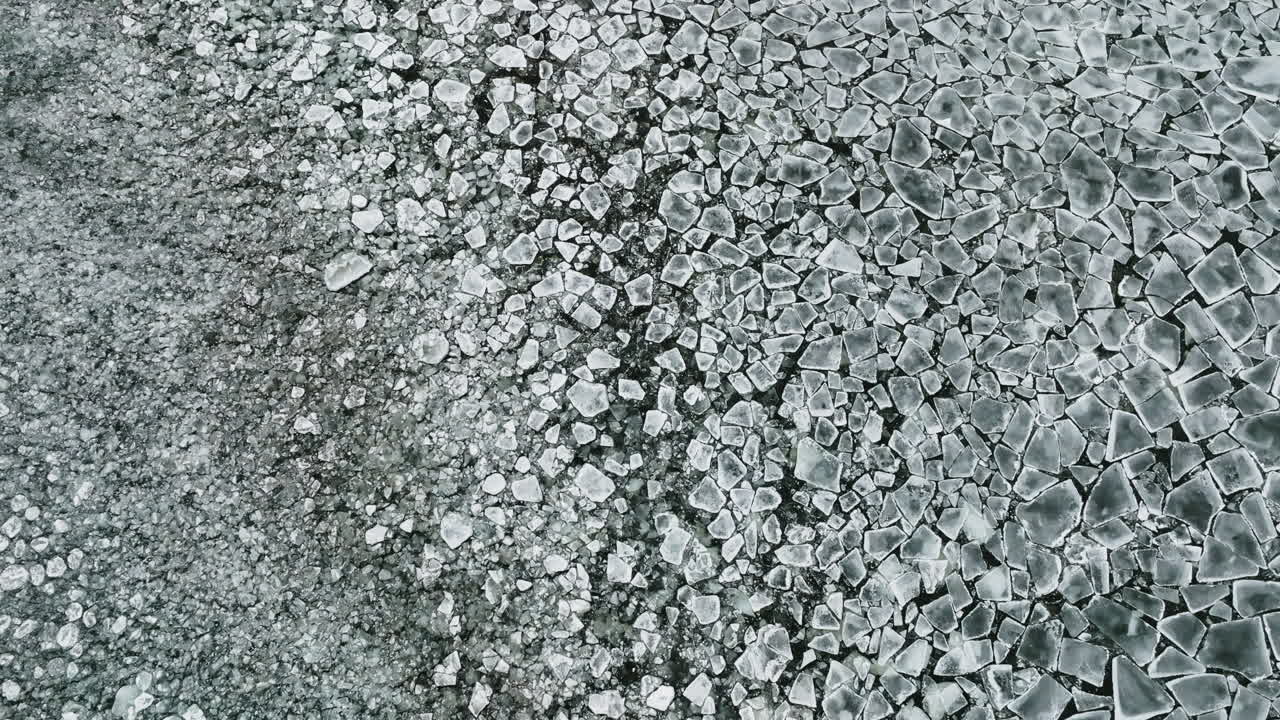 Droneoptagelse der navigerer den frosne skønhed ved Lake Michigan.
