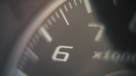 video macro suave de un velocímetro de motocicleta, en escala de millas por hora