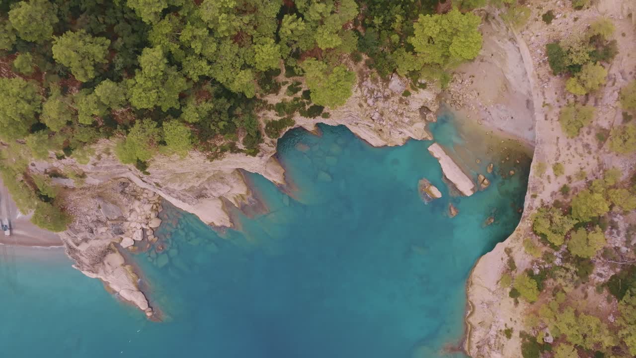 Vista aerea di una splendida baia costiera con acqua turchese e vegetazione rigogliosa