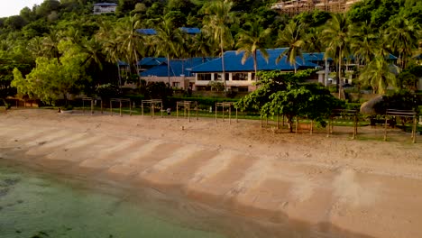 Luftschwenk-über-Strandresort-In-Lombok