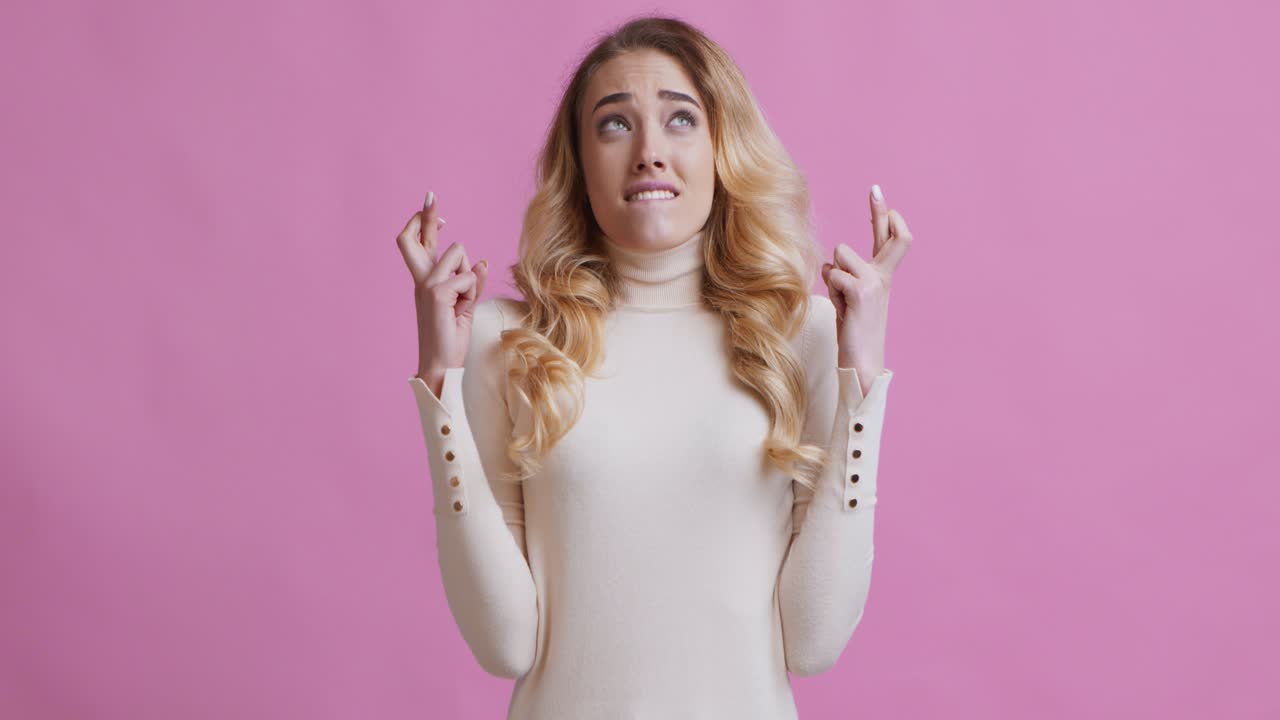 기도하거나 희망하는 여성