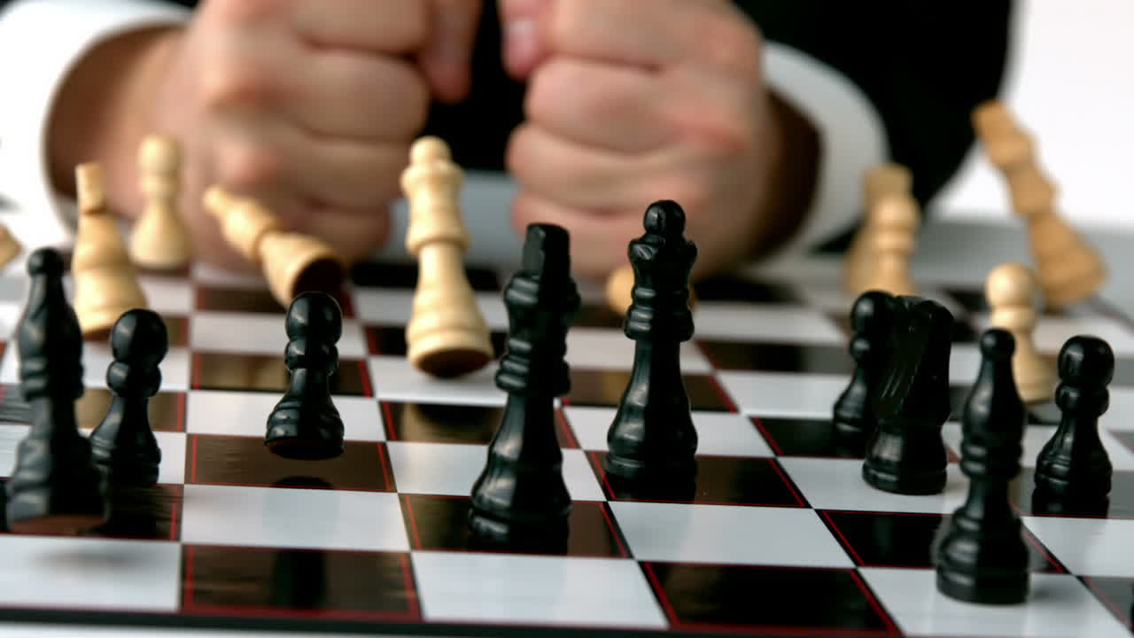 화가 난 체스 선수 가 보드 에 주먹 을 치고 있다