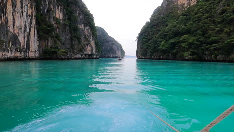 agua verde y rocas en un viaje en barco en tailandia