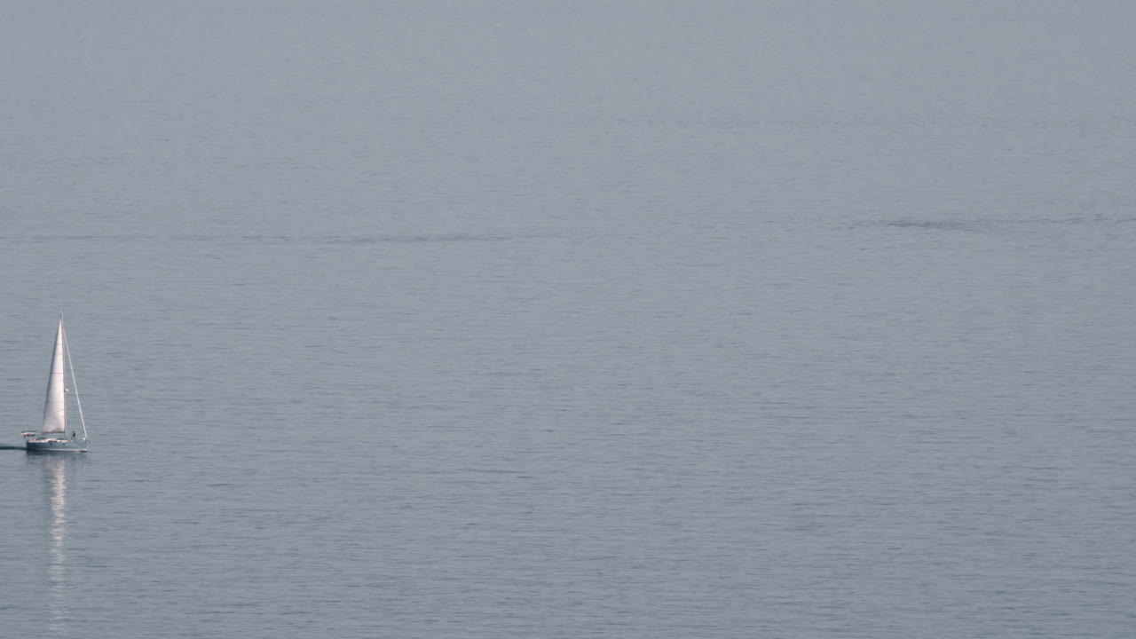 조용한 물 위 에 있는 외로운 요트