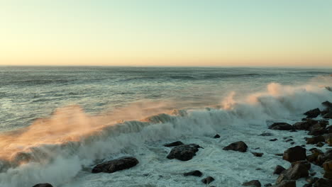 Riesige-Wellen-Treffen-Die-Felsige-Küste-Während-Des-Sonnenuntergangs-Am-Gezeitenstrand-In-Kapstadt,-Südafrika