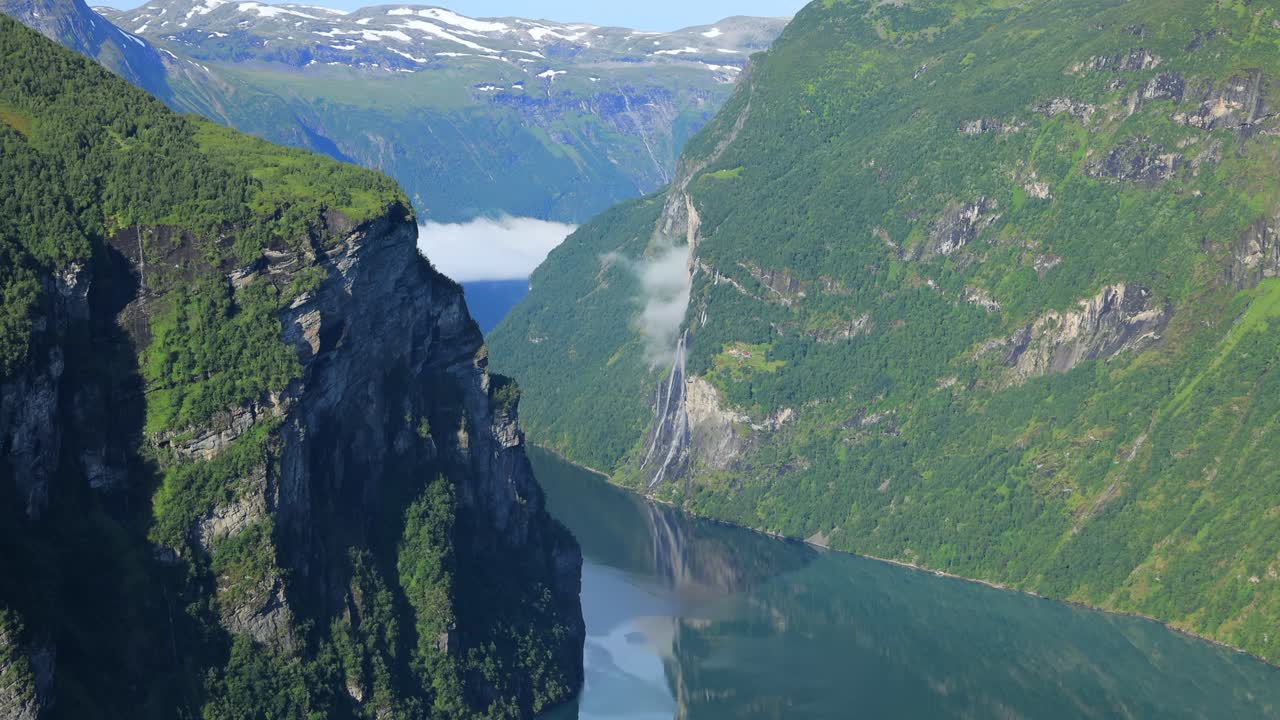 geiranger fiordo plataforma de observación, vista de la cascada de las siete hermanas. hermosa naturaleza paisaje natural de noruega.