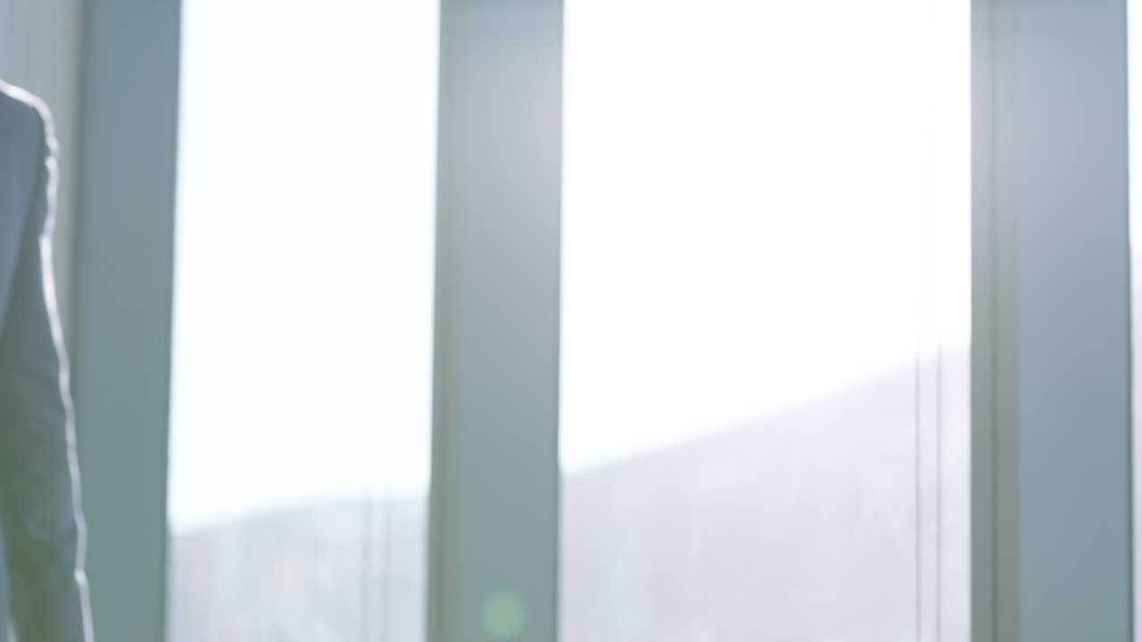 бизнесмены, рукопожатие и партнерская сделка