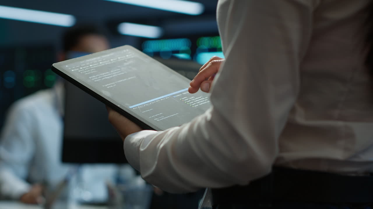 ingeniero que trabaja en un centro de datos utilizado para la gestión de plataformas de infraestructura