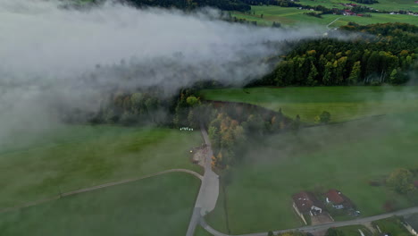 Vista-Aérea-Del-Paisaje-De-Campo-Rural-Verde-Brumoso