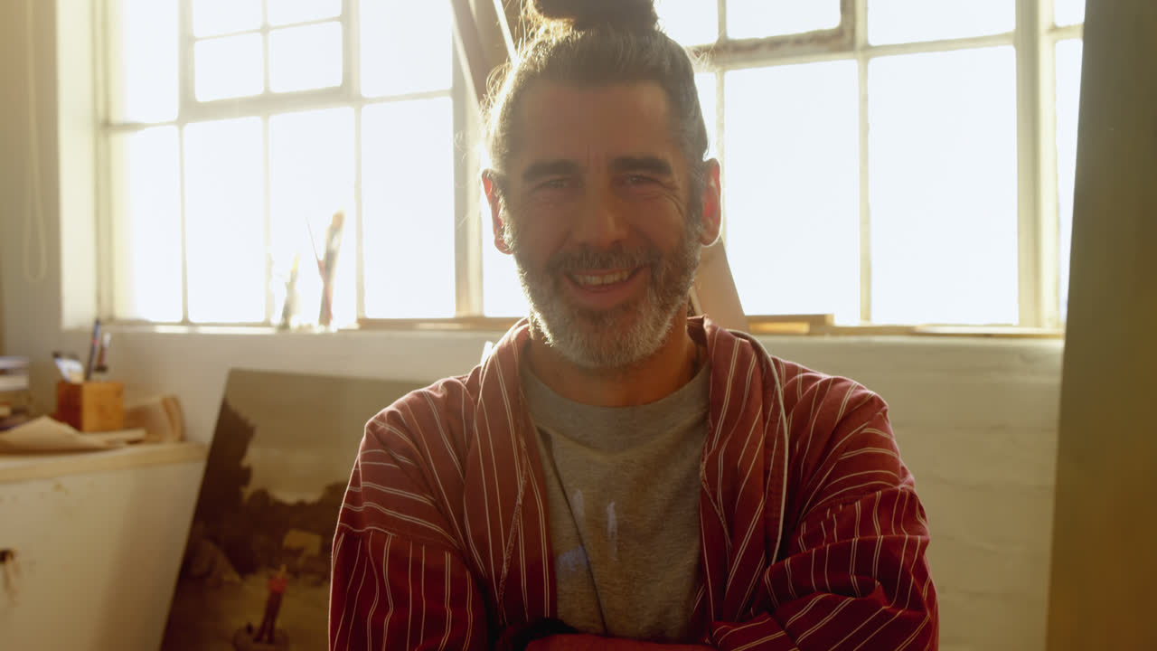 artista confiado de pie con los brazos cruzados 4k