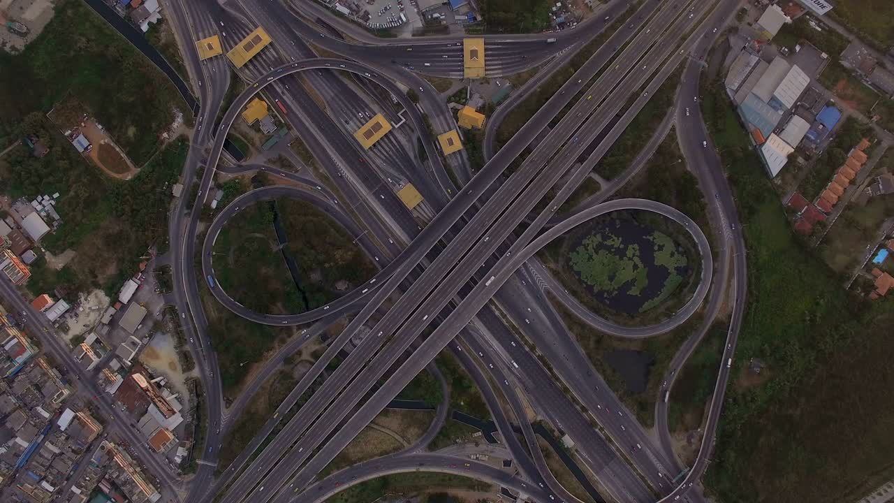 escena aérea de una carretera urbana en 4k