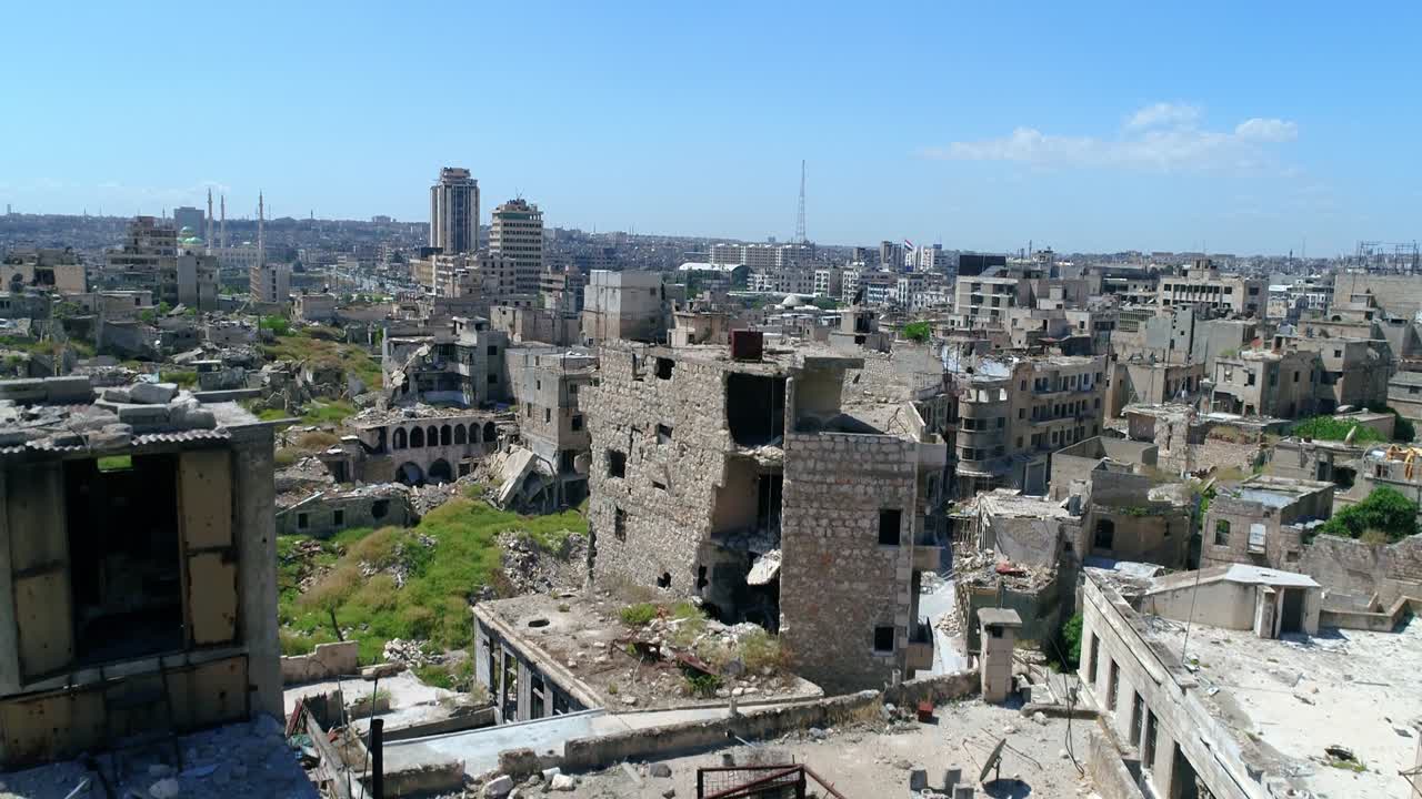 el centro histórico de la ciudad de alepo en siria, en vista aérea. todavía podemos ver edificios destruidos incluso 10 años después de la guerra 4k