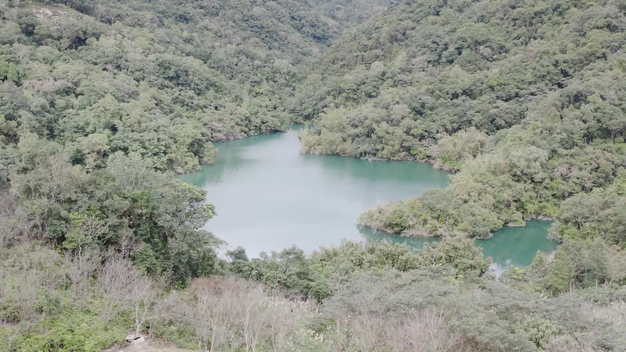 vista ascendente de la cámara de inclinación de la vista espectacular del embalse de feitsui, lago esmeralda, el lago de las mil islas es el segundo mayor suministro de agua de la presa del depósito de agua en taiwán