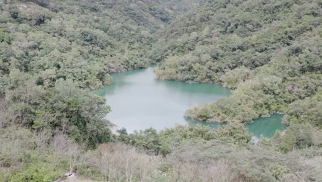 Vista-Ascendente-De-La-Cámara-De-Inclinación-De-La-Vista-Espectacular-Del-Embalse-De-Feitsui,-Lago-Esmeralda,-El-Lago-De-Las-Mil-Islas-Es-El-Segundo-Mayor-Suministro-De-Agua-De-La-Presa-Del-Depósito-De-Agua-En-Taiwán