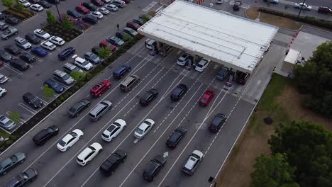 Geschäftige-Tankstelle-Mit-Autos,-Die-Während-Der-Pandemie-Des-Benzinmangels-In-Der-Schlange-Standen