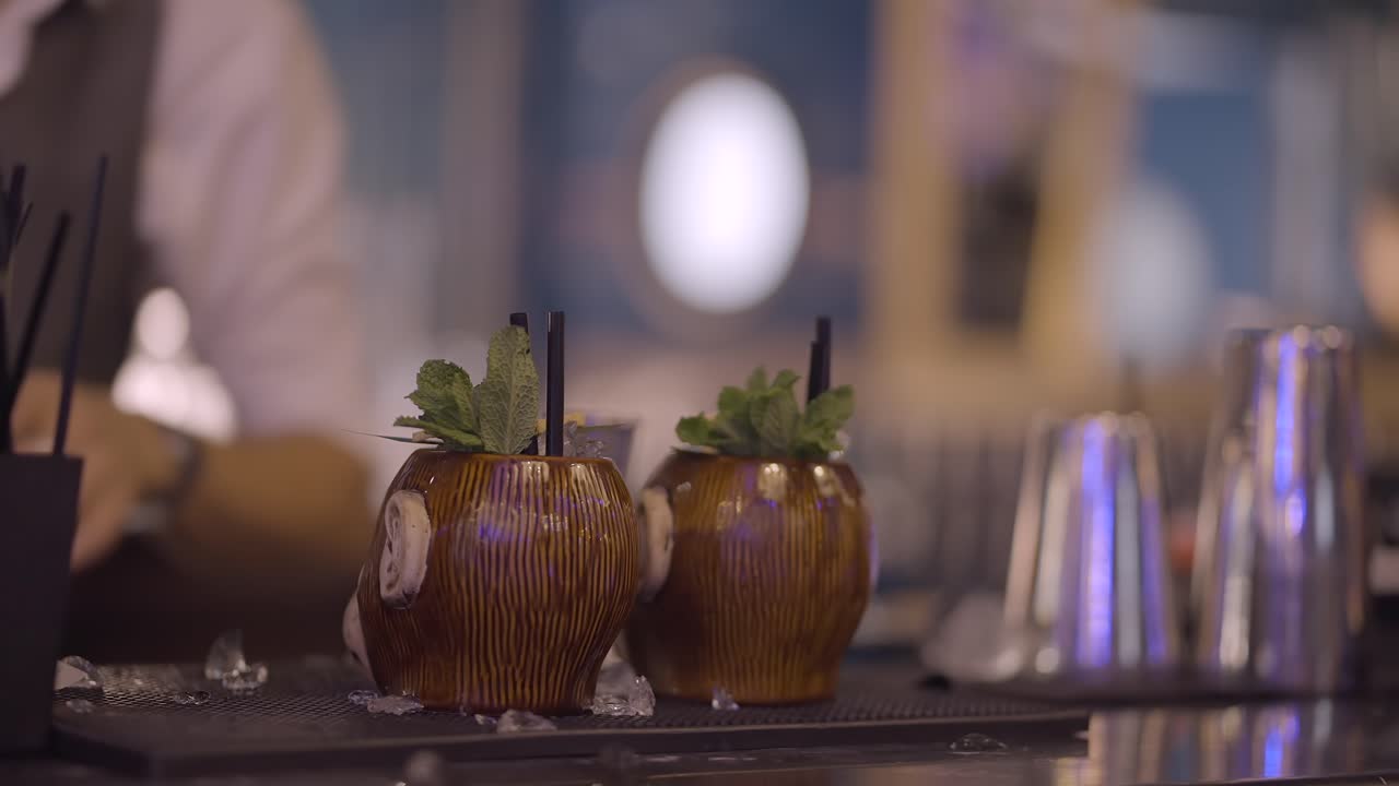 un camarero preparando cócteles en un bar