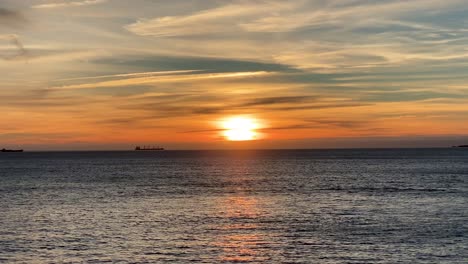 increíble vista del cielo y el mar al atardecer