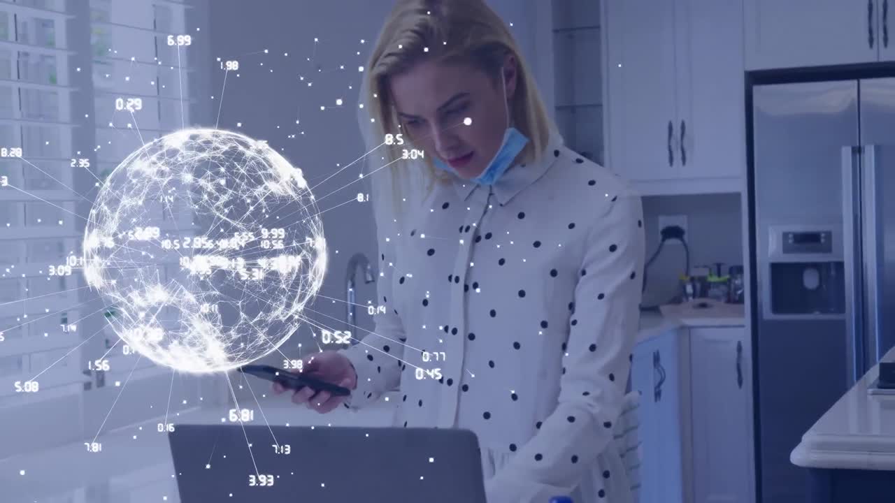 animación del procesamiento de datos sobre una mujer caucásica con máscara facial usando una computadora portátil