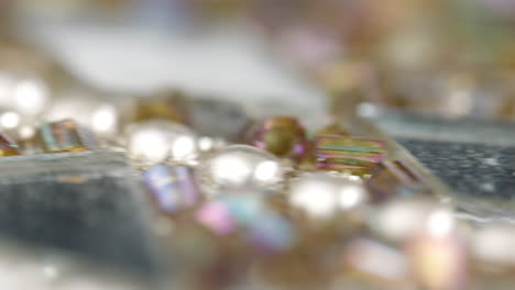 Close-up-of-a-white-necklace-in-steel-and-silver