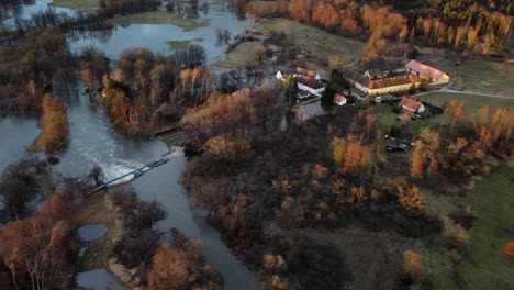 Pequeña-Central-Eléctrica-Inundada-En-La-Granja-Cercana