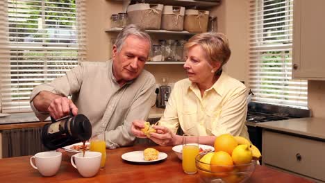 Pareja-Mayor-Feliz-Desayunando