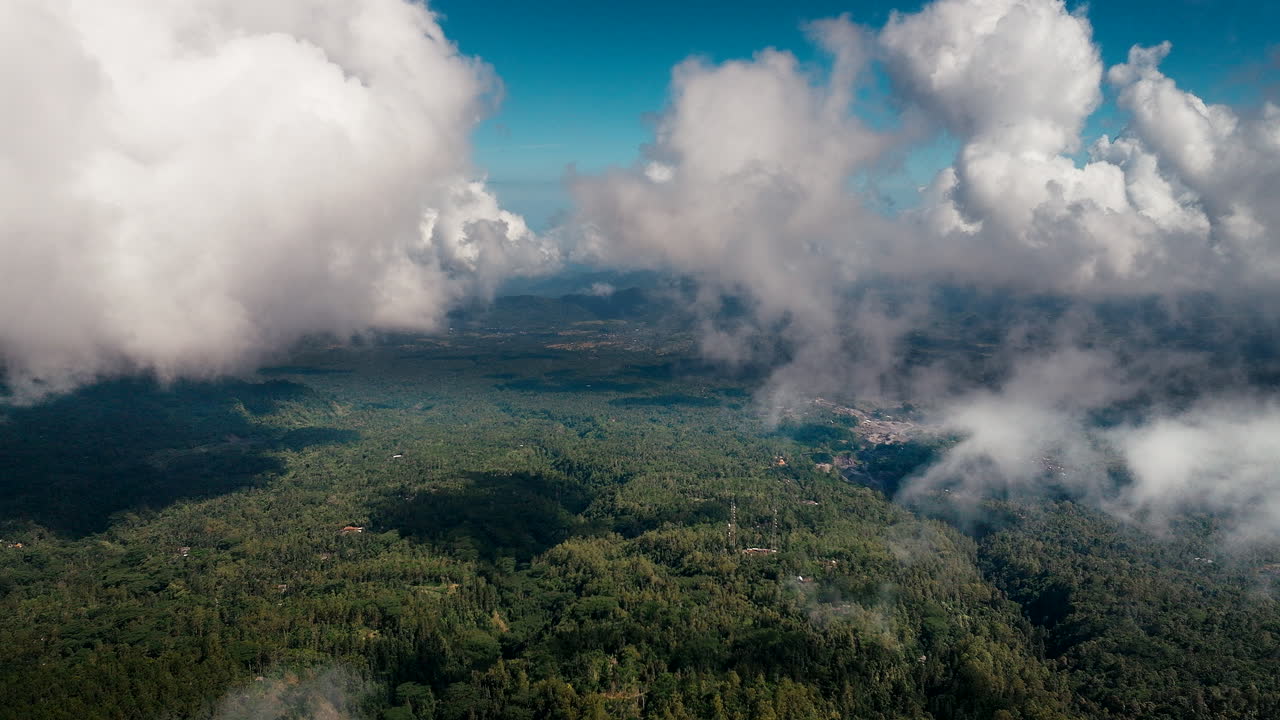 nubes bajas sobre el paisaje montañoso, bali en indonesia
