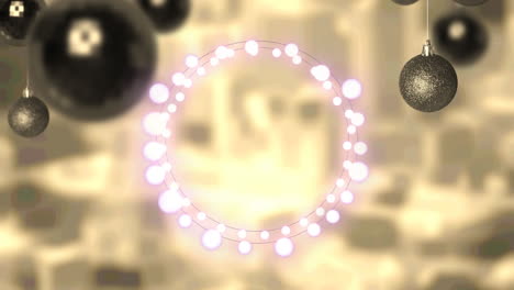 luces de hadas rosadas y decoraciones de adornos colgantes contra la vista aérea del paisaje urbano