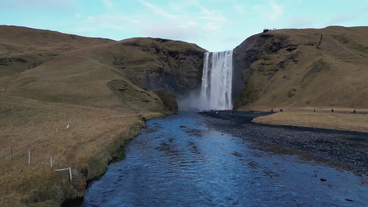 fotografía de un avión no tripulado de la cascada de skogafoss en islandia durante el invierno