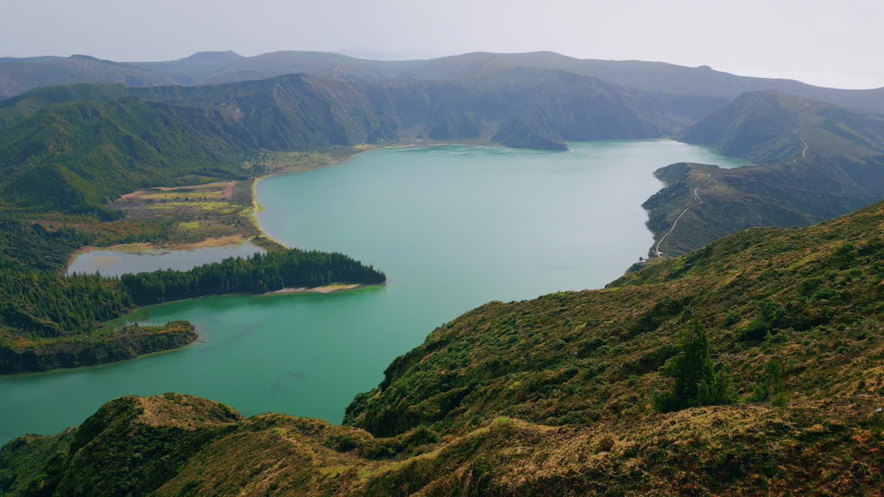 초록색으로 인 거친 화산 언덕.