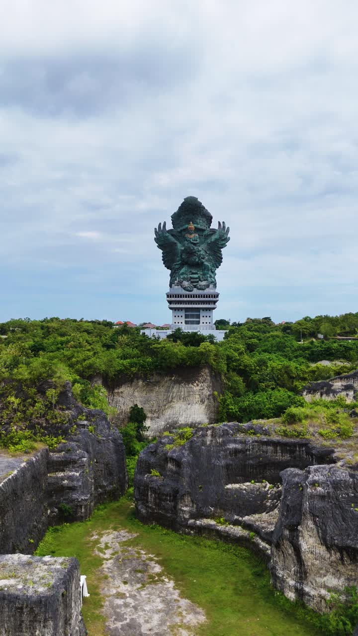 Maestosa statua di Garuda Wisnu Kencana, vista aerea verticale