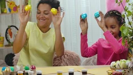 madre e hija celebrando la pascua