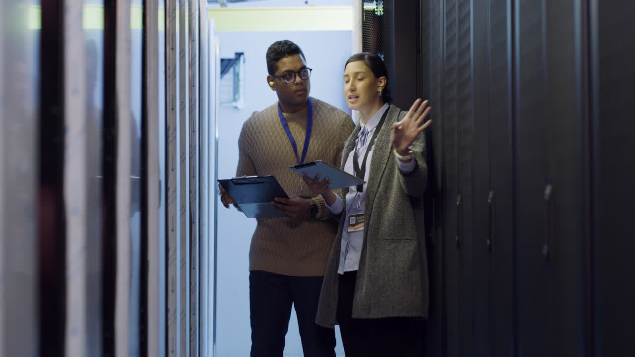 el personal está discutiendo en la sala del servidor.