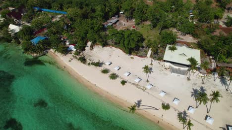 video de dron de 4k panorámica alrededor de la playa de lambug, una impresionante playa tropical de arena blanca en moalboal, cebu en filipinas