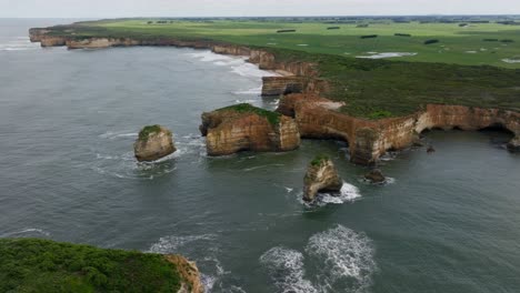 imágenes aéreas de los coloridos acantilados cerca de la gran carretera del océano en victoria, australia en un día nublado