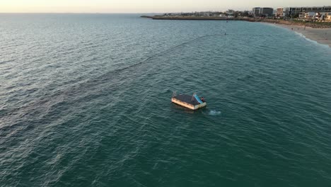 Gente-En-Una-Plataforma-Flotante-Con-Tobogán,-Coogee-Beach-En-La-Ciudad-De-Perth-En-El-Oeste-De-Australia