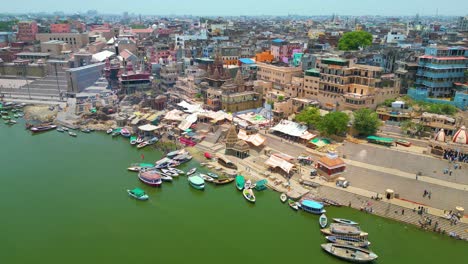 Vista-Aérea-Del-Río-Ganga-Y-Ghats-En-Varanasi-India