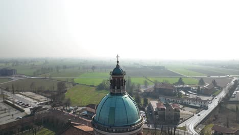 Drone-Aéreo-Disparó-Sobre-Un-Campanario-En-Un-Pueblo-En-El-Santuario-De-Caravaggio,-Lombardía