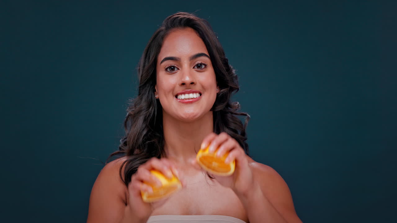 오렌지 조각 을 들고 있는 여자