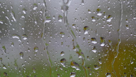 El-Agua-De-Las-Gotas-De-Lluvia-En-La-Ventana-De-Vidrio-Durante-El-Día-Lluvioso---Primer-Plano