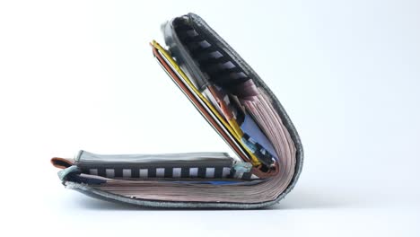 open portemonnee met geld en kaarten.