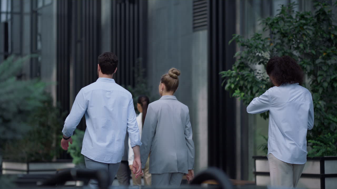 persone aziendali che passeggiano in centro durante la pausa pranzo.