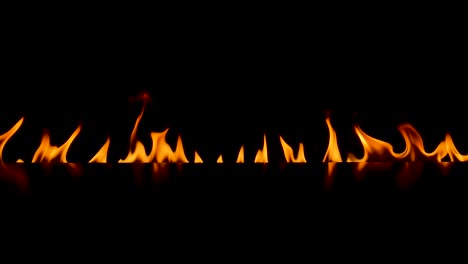 chimenea encendida en el vestíbulo del hotel.