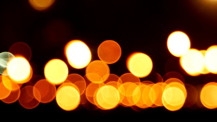 Lampada a olio con luci colorate e cerchi bokeh nell'oscurità