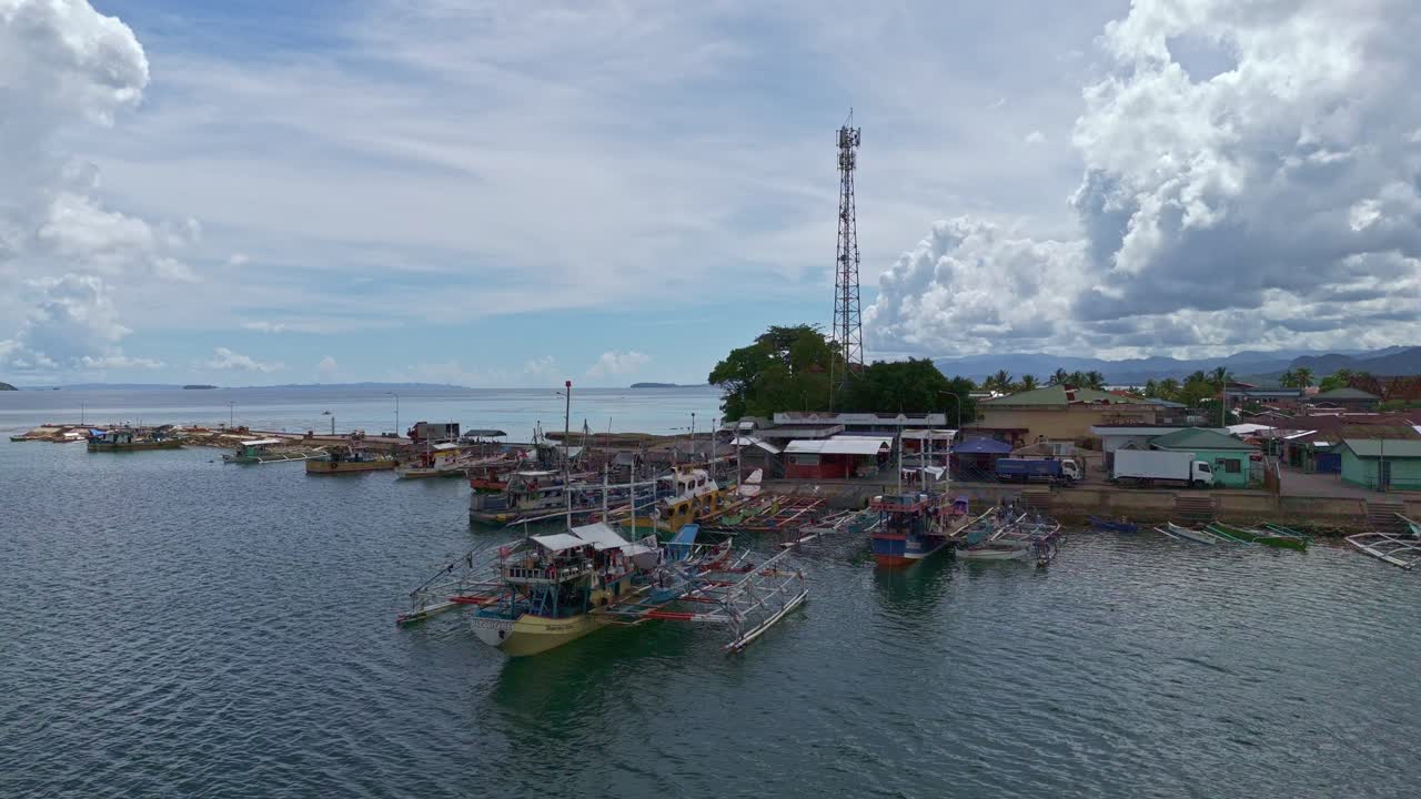 barcos de pesca atracados en el puerto cerca de placer, surigao del norte