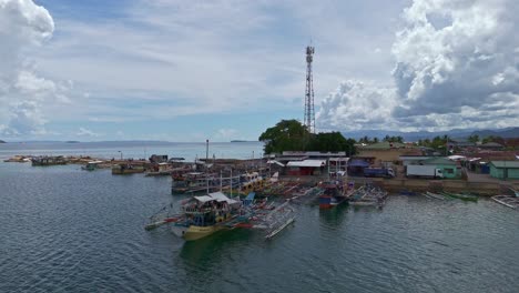 Barcos-De-Pesca-Atracados-En-El-Puerto-Cerca-De-Placer,-Surigao-Del-Norte.