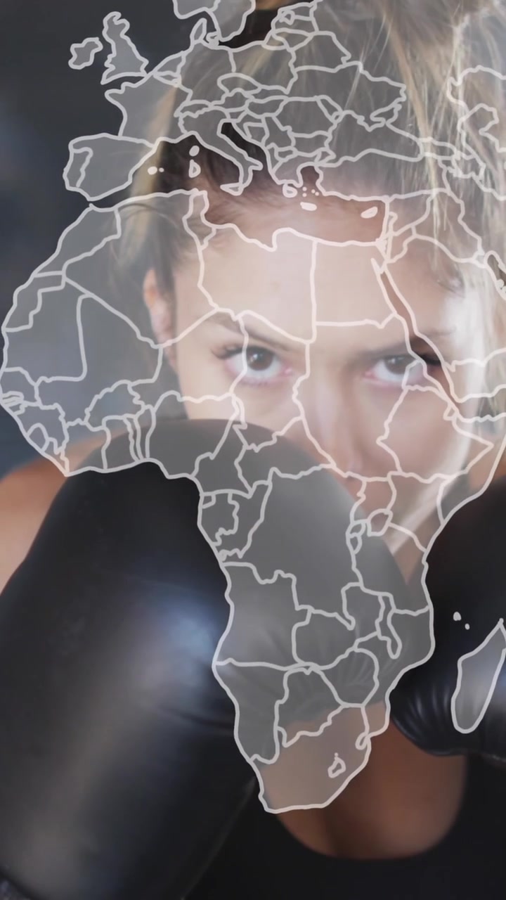 Animazione di mappa del mondo ed elaborazione dati su donna caucasica che si allena in palestra di boxe