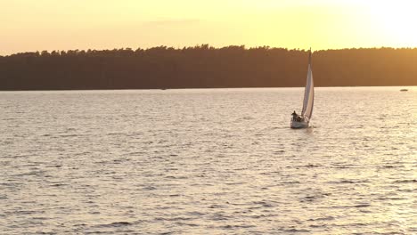 Sailing-in-Kaunas-sea